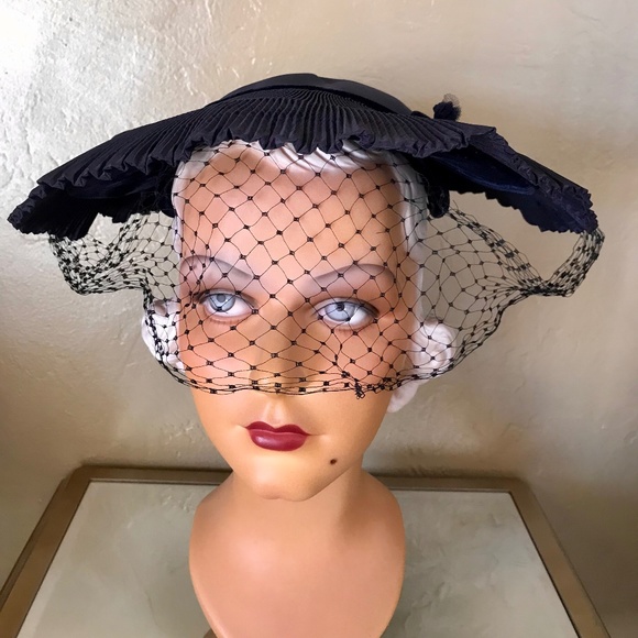 FABULOUS 1950s' NAVY FABRIC AND VELVET 'CART WHEEL' HAT WITH MATCHING HALF VEIL